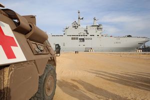 Le porte-hélicoptères amphibie français Dixmude, amarré depuis fin novembre en Egypte, est spécialement aménagé pour accueillir jusqu'à environ 40 blessés.