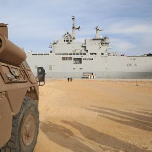 Le porte-hélicoptères amphibie français Dixmude, amarré depuis fin novembre en Egypte, est spécialement aménagé pour accueillir jusqu'à environ 40 blessés.