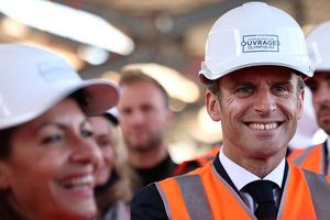 Emmanuel Macron, ici lors d'une visite du village olympique en 2021, veut mobiliser l'univers du sport de ses « voeux olympiques et paralympiques ».
