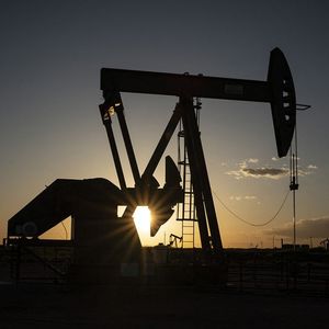 Les cours du pétrole devraient évoluer entre 70 et 90 dollars en 2024.