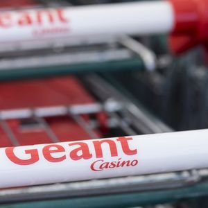 Intermarché et Auchan reprennent environ 300 magasins Casino.