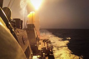 Les navires américains, comme ici l'USS « Carney », interceptent les missiles et drones tirés par les Houthis.