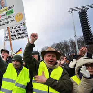 Les agriculteurs allemands protestent contre la réduction des subventions fiscales à Berlin, en Allemagne.