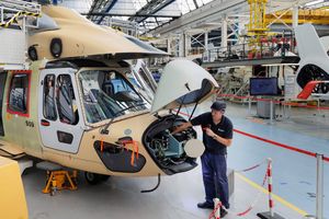 Le dernier-né des appareils d'Airbus Helicopters, le H160, sur la chaîne d'assemblage de Marignane, près de Marseille.