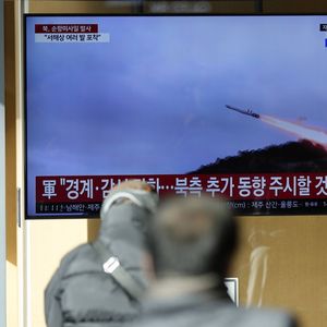 En Corée du Sud, un écran de télévision montre un missile de croisière tirée par la Corée du Nord.