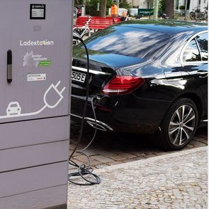 Une Audi et une Mercedes rechargent leurs batteries dans une station à Berlin. En 2023, 524.000 voitures à batterie ont été immatriculées en Allemagne, soit une hausse de 11,4 % par rapport à l'année précédente.