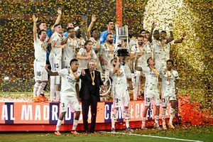 Les joueurs du Real Madrid et l'entraîneur italien du Real Madrid Carlo Ancelotti célèbrent leur victoire lors de la Coupe du Roi à Séville, le 6 mai 2023.