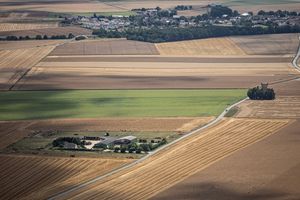 Le secteur agricole, et alimentaire plus globalement, est très en retard dans sa trajectoire de baisse des émissions de gaz à effet de serre, selon le Haut Conseil pour le climat (photo d'illustration : des champs agricoles dans le Centre-Val-de-Loire près de Chartres).