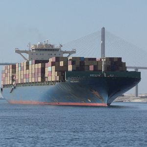 En temps normal, le canal de Suez voit passer environ 12 % des marchandises mondiales et près de 35 % du trafic total de conteneurs.