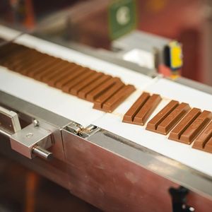 Plus de 4 millions de gaufrettes KitKat sont produites chaque jour dans l'usine Nestlé de Hambourg.