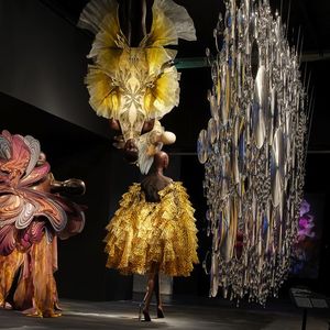 Iris van Herpen imagine des robes « cosmiques » qui évoquent une créature féminine fantasmagorique.
