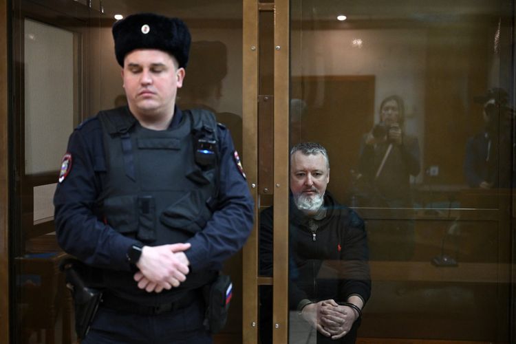 La justice russe a condamné à quatre ans de prison pour « extrémisme » Igor Guirkine, ardent nationaliste et vétéran du front ukrainien en 2014, devenu un détracteur du Kremlin tout en soutenant l'assaut contre l'Ukraine.