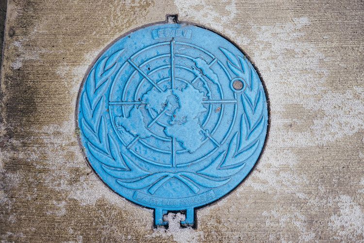 Une plaque Pamrex conçue pour le siège de l'ONU, à New York, ornée du logo de l'organisation, exposée sur le site de Saint-Gobain PAM. 