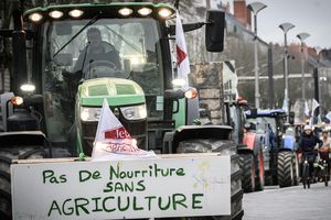 Une opération escargot d'agriculteurs près de Nantes, jeudi, en attente des annonces de Gabriel Attal vendredi.