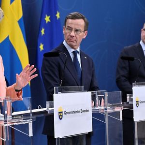 La présidente de la Commission, Ursula von der Leyen, en visite à Stockholm le 19 janvier, avec le Premier ministre suédois Ulf Kristersson (centre) et son homologue finlandais Petteri Orpo, tous deux conservateurs.