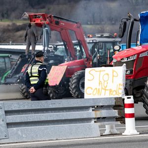 Les blocages des agriculteurs en colère ont mis à l'arrêt des milliers de camions de transport en France.