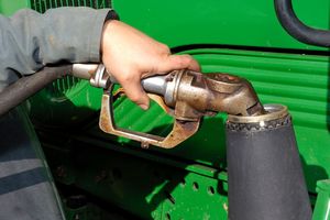 Le « gazole rouge » des agriculteurs bénéficie d'une ristourne fiscale de 57 centimes par litre par rapport au diesel des particuliers.