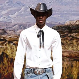 Un look résolument cowboy, pour la collection automne-hiver 2024-25 chez Louis Vuitton.