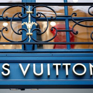 Le leader mondial du luxe, LVMH, a bondi de 12,8 % vendredi à Paris dans la foulée de la publication de résultats annuels records.