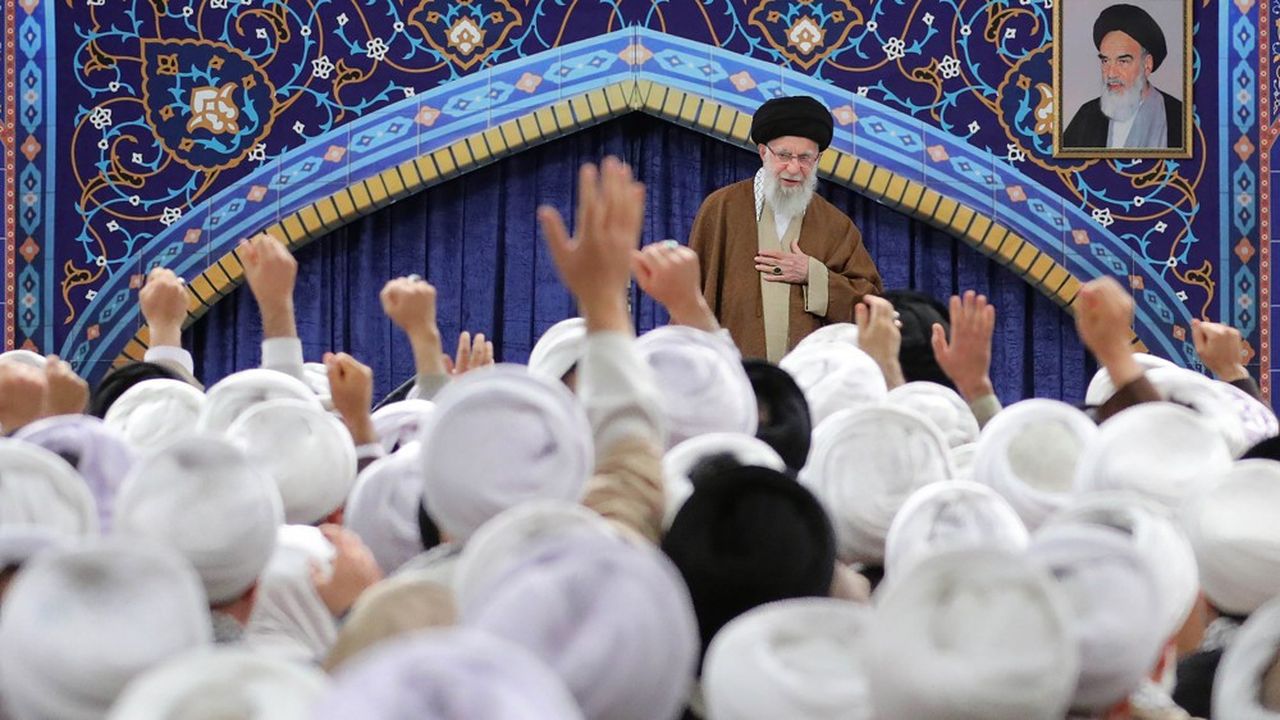 Le 6 janvier 2024, à Téhéran, en Iran : le chef suprême iranien, l'ayatollah Ali Khamenei, salue les religieux iraniens de tout le pays lors d'une réunion.
