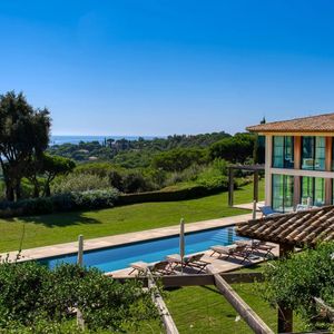 Exemple de biens à vendre actuellement (au 24 janvier 2024) par le réseau Daniel Féau en Provence. La propriété de 802 m², 11 chambres, avec un parc paysager de 3 hectares et vue dégagée sur mer, est située à La Croix-Valmer. Prix : 31.800.000 €.