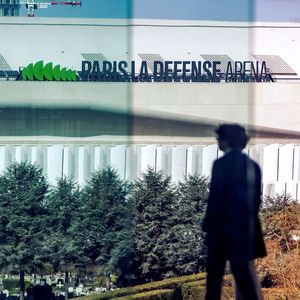 Paris La Défense Arena est la seule à pouvoir garder son nom pendant les JO car ce n'est pas une marque. L'Accor Arena deviendra Arena Bercy et Adidas Arena, La Chapelle Arena.