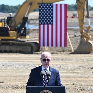 Le président américain Joe Biden s'exprime sur la reconstruction de l'industrie manufacturière américaine lors de la pose de la première pierre de la nouvelle usine de semi-conducteurs d'Intel près de New Albany, dans l'Ohio, le 9 septembre 2022.