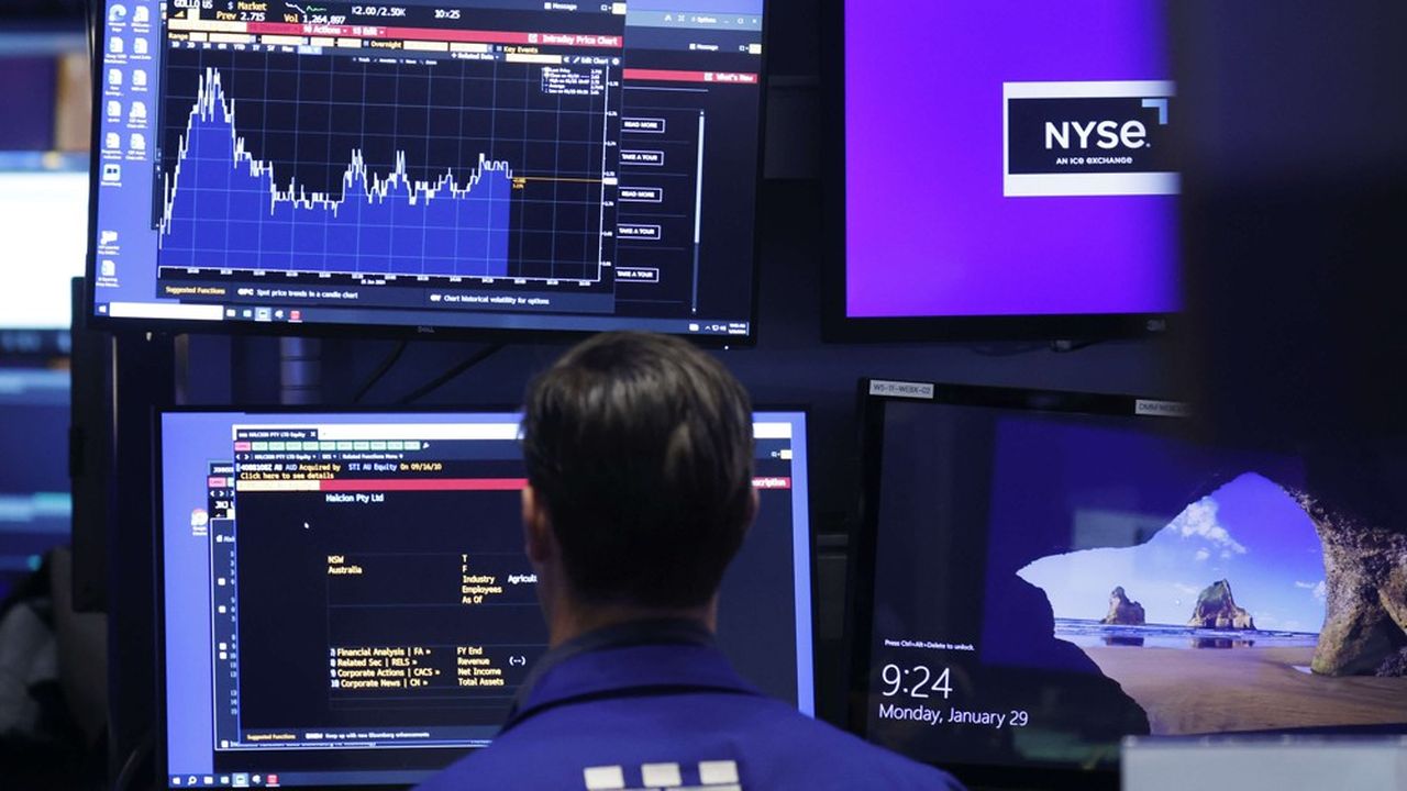 La Bourse de New York a terminé lundi bien mieux qu'elle avait commencé, poussant l'indice élargi S&P 500 et le Dow Jones à de nouveaux records, aidés par un repli des taux obligataires.