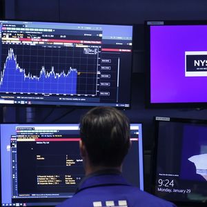 La Bourse de New York a terminé lundi bien mieux qu'elle avait commencé, poussant l'indice élargi S&P 500 et le Dow Jones à de nouveaux records, aidés par un repli des taux obligataires.