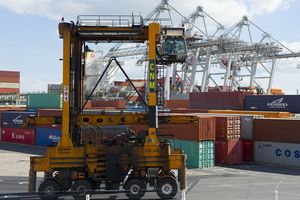 Un terminal de conteneurs au Havre. Le trafic de conteneurs maritimes a reculé de 15 % dans le port haut-normand l'an dernier.