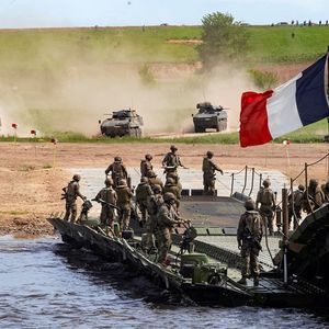 Des troupes de l'Otan, notamment suédoises et françaises, lors de l'exercice militaire Defender Europe 2022, sur la rivière Narew, près de Nowogrod, en Pologne.
