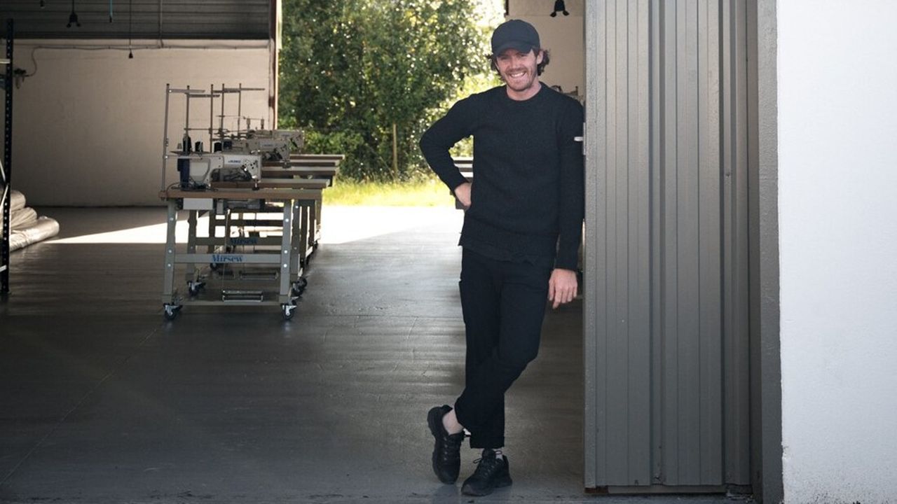 Clément Maulavé, 30 ans, dans l'atelier basque, à Socoa, où sont fabriqués une partie des vêtements de sa marque Hopaal.