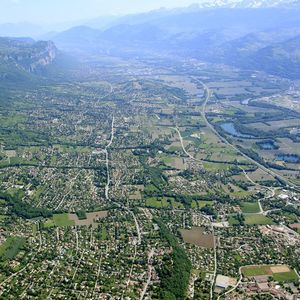Entre les massifs de la Chartreuse et de Belledonne, le Grésivaudan (Isère) est parfois qualifié de Silicon Valley grenobloise, avec ses usines de semi-conducteur STMicroelectronics et Soitec.