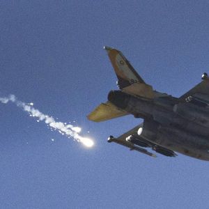 Un avion de combat israélien survole la bande de Gaza.