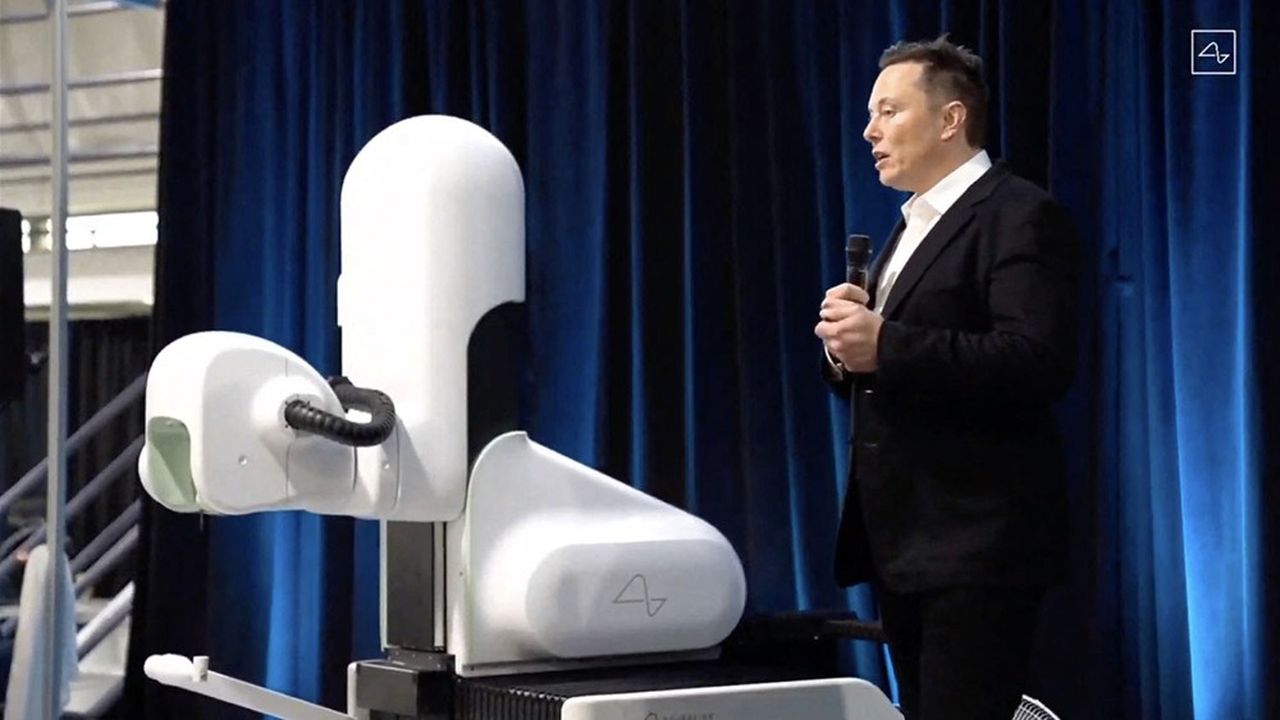  La machine R1 Robot permet d'implanter une petite puce dans le cerveau humain.