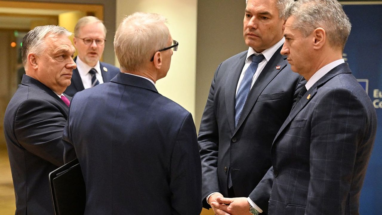 Le Premier ministre hongrois, Viktor Orban, à gauche, avec ses homologues bulgare, autrichien, slovène et tchèque lors du dernier sommet de Bruxelles, en décembre 2023.