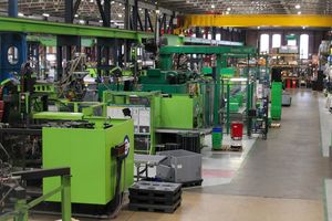 Huit presses à injection d'une force de pression de 1.700 tonnes chacune seront installées à Obernai, comme ici dans l'usine de Sheffield.