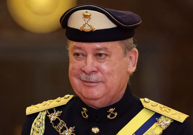La Malaisie investit son nouveau roi, un sultan milliardaire au franc-parler.