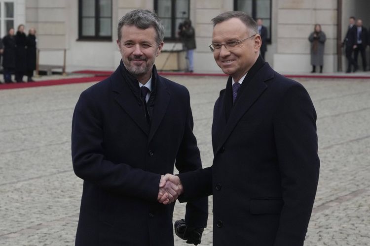 Le roi du Danemark Frederik X, à gauche, et le président polonais Andrzej Duda, à droite, se serrent la main lors d'une cérémonie de bienvenue militaire à Varsovie, ce mercredi 31 janvier 2024.