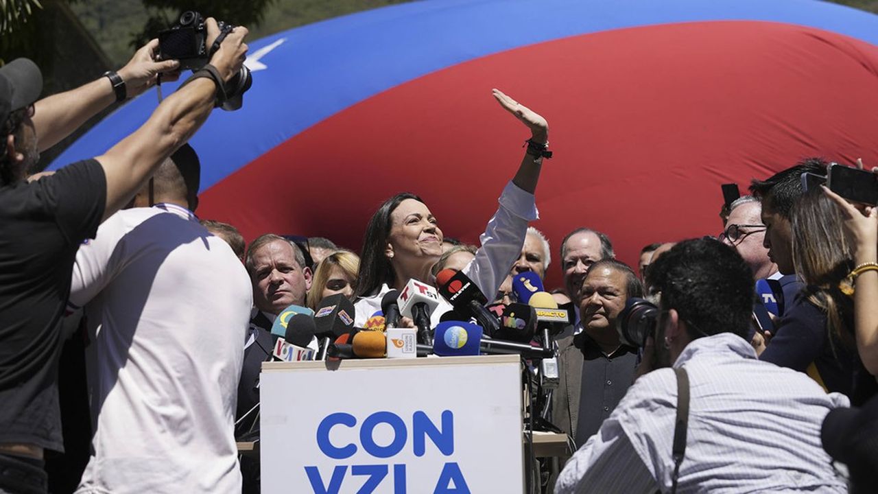 Maria Corina Machado, saluant ses supporters lors d'un meeting récent, est la candidate de l'opposition unie mais a été invalidée par la justice aux ordres du pouvoir.