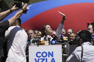 Maria Corina Machado, saluant ses supporters lors d'un meeting récent, est la candidate de l'opposition unie mais a été invalidée par la justice aux ordres du pouvoir.
