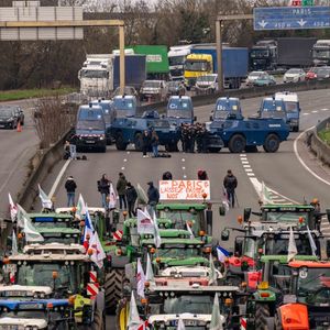 Des agriculteurs bloquent l'autoroute A6 face à des blindés.