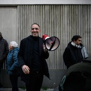 Raphaël Glucksmann à Bordeaux, avant le début de son premier meeting le 20 janvier, salue ses soutiens restés dehors faute de place.