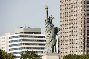 Une réplique de la statue de la Liberté a été réalisée en même temps que l'originale et offerte à la France par le Comité des Américains de Paris pour le centenaire de la Révolution, en 1889.