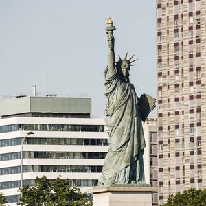 Une réplique de la statue de la Liberté a été réalisée en même temps que l'originale et offerte à la France par le Comité des Américains de Paris pour le centenaire de la Révolution, en 1889.