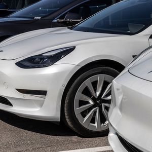 Conséquence des fortes baisses de tarifs décidées par Tesla début 2023, les prix des modèles d'occasion ont dévissé, entraînant avec eux ceux du reste du marché.