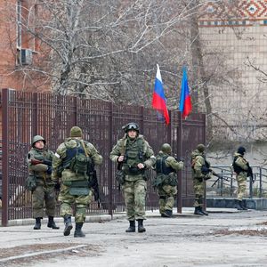 Des miliciens pro-russes dans la région de Louhansk, dans l'est de l'Ukraine, en février 2022.