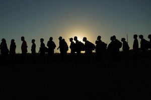 Des migrants ayant traversé le Rio Grande attendent d'être enregistrés par l'agence fédérale des frontières (US CBP), en septembre à Eagle Pass (Texas).