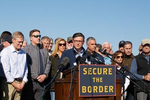 Le 3 janvier, le « speaker » Mike Johnson a emmené une délégation d'élus républicains à Eagle Pass, au Texas, pour alerter l'opinion sur la crise de la frontière.