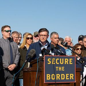 Le 3 janvier, le « speaker » Mike Johnson a emmené une délégation d'élus républicains à Eagle Pass, au Texas, pour alerter l'opinion sur la crise de la frontière.